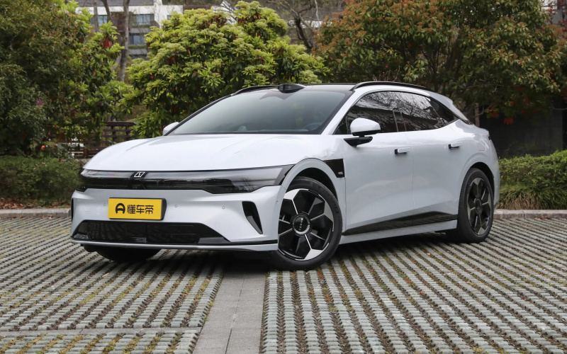 ZEEKR 007GT фото спереди