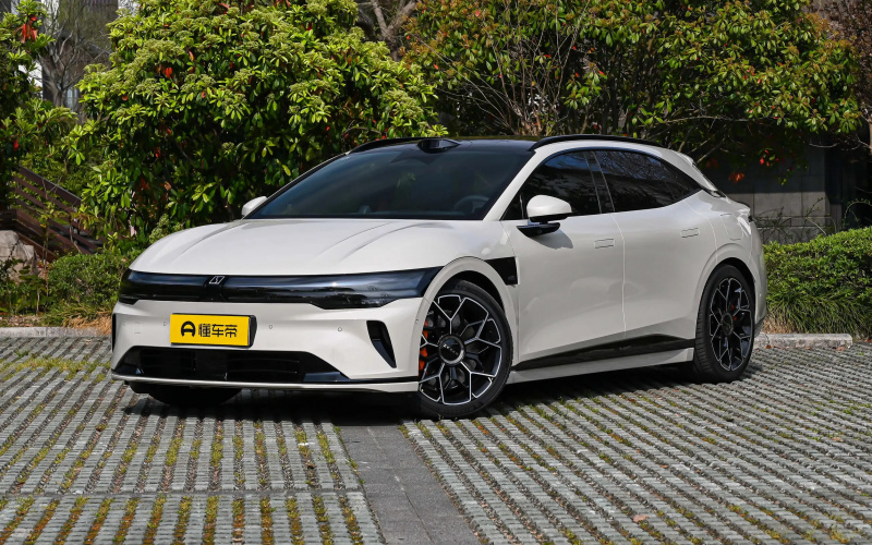 ZEEKR 007GT фото спереду