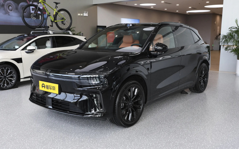 ZEEKR 7X фото спереди