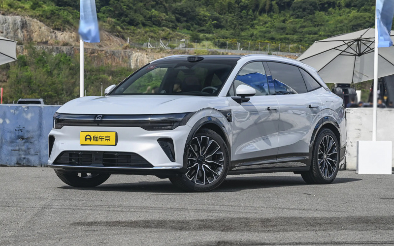 ZEEKR 7X фото спереди