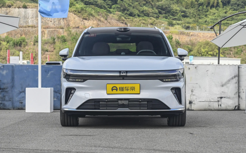 ZEEKR 7X фото со стороны