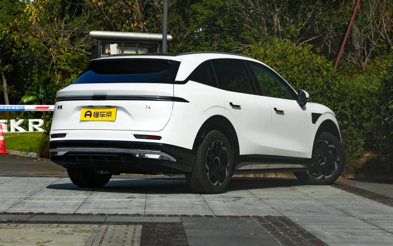 ZEEKR 7X фото збоку