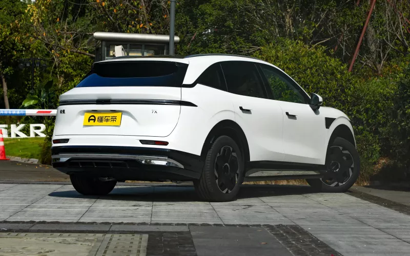ZEEKR 7X фото збоку