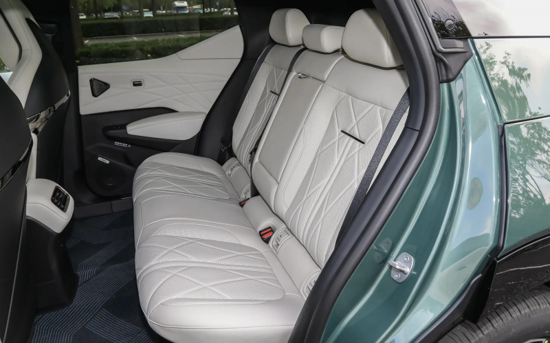 ZEEKR X фото задній диван