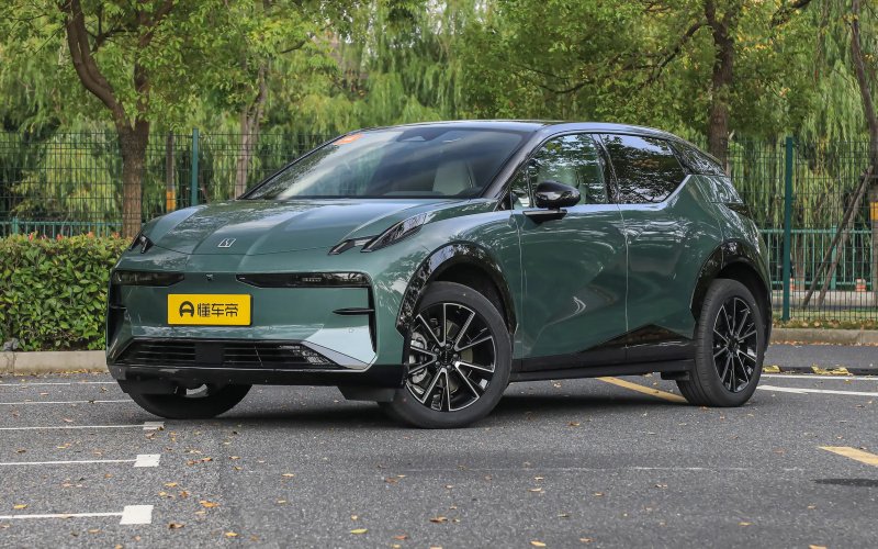 ZEEKR X фото спереду