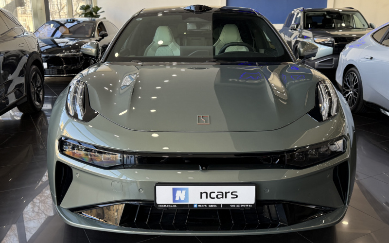 ZEEKR 001 фото збоку