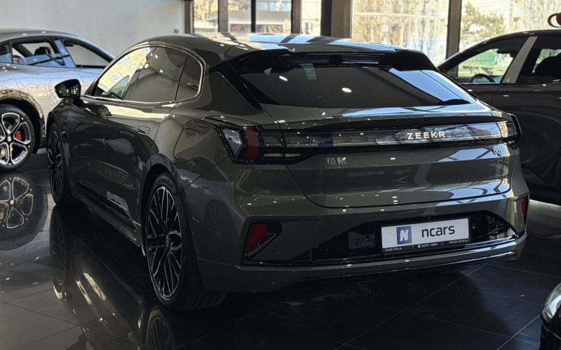 ZEEKR 001 фото задній диван