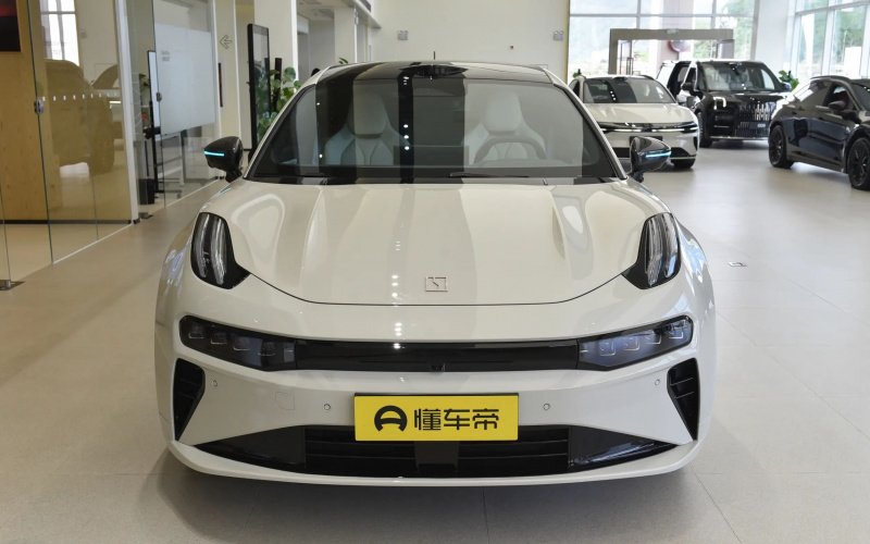 ZEEKR 001 фото збоку