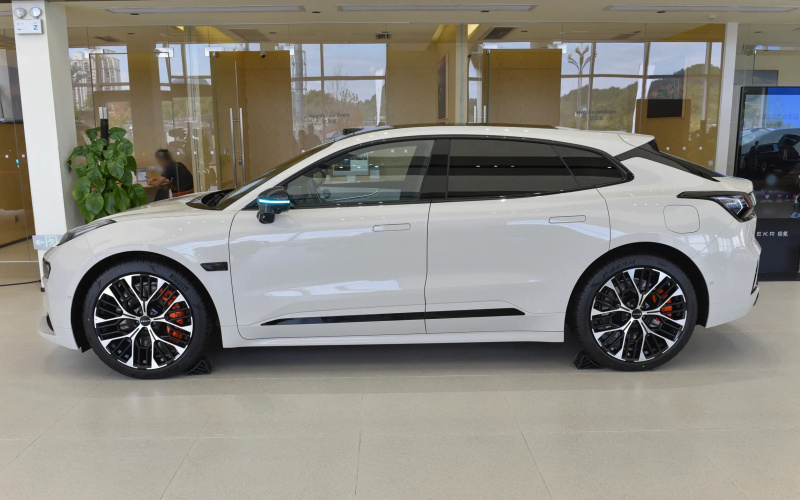 ZEEKR 001 фото задній диван