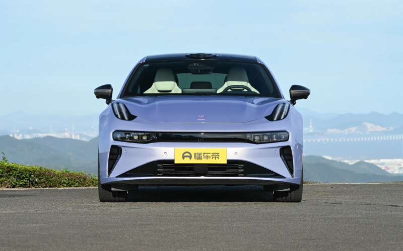 ZEEKR 001 фото збоку