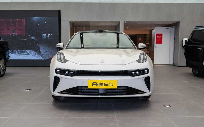 ZEEKR 001 фото збоку