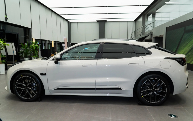 ZEEKR 001 фото задній диван