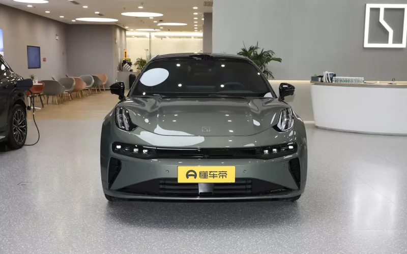 ZEEKR 001 фото збоку