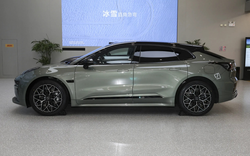 ZEEKR 001 фото задній диван