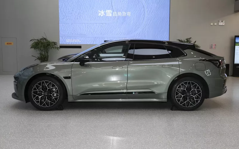 ZEEKR 001 фото задній диван