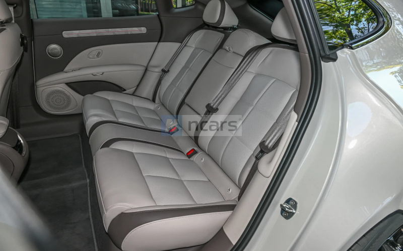 Im Motors L6 фото задній диван