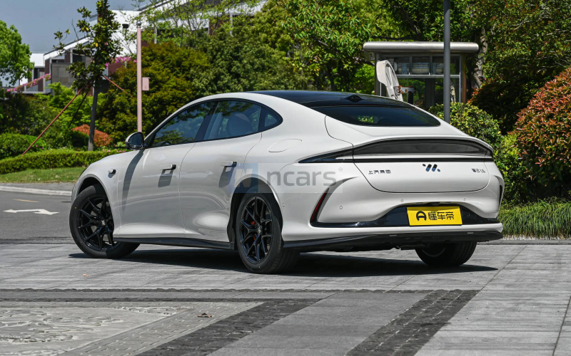 Im Motors L6 фото збоку