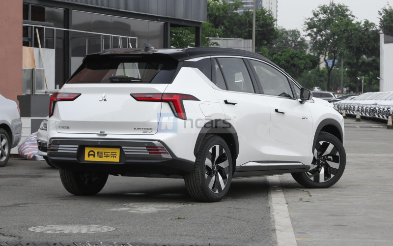 Mitsubishi Airtrek фото со стороны