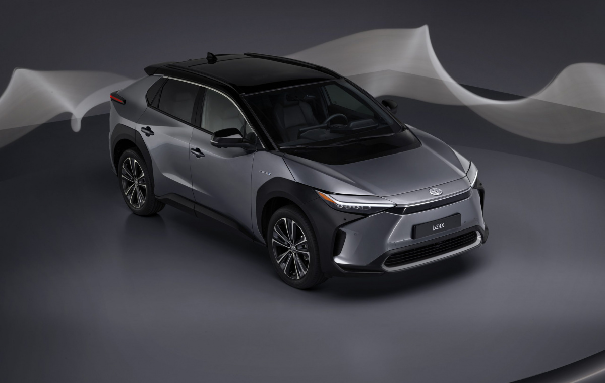 Електромобіль Toyota bZ4X - японський кросовер із запасом ходу 500 км і ціною від $25000